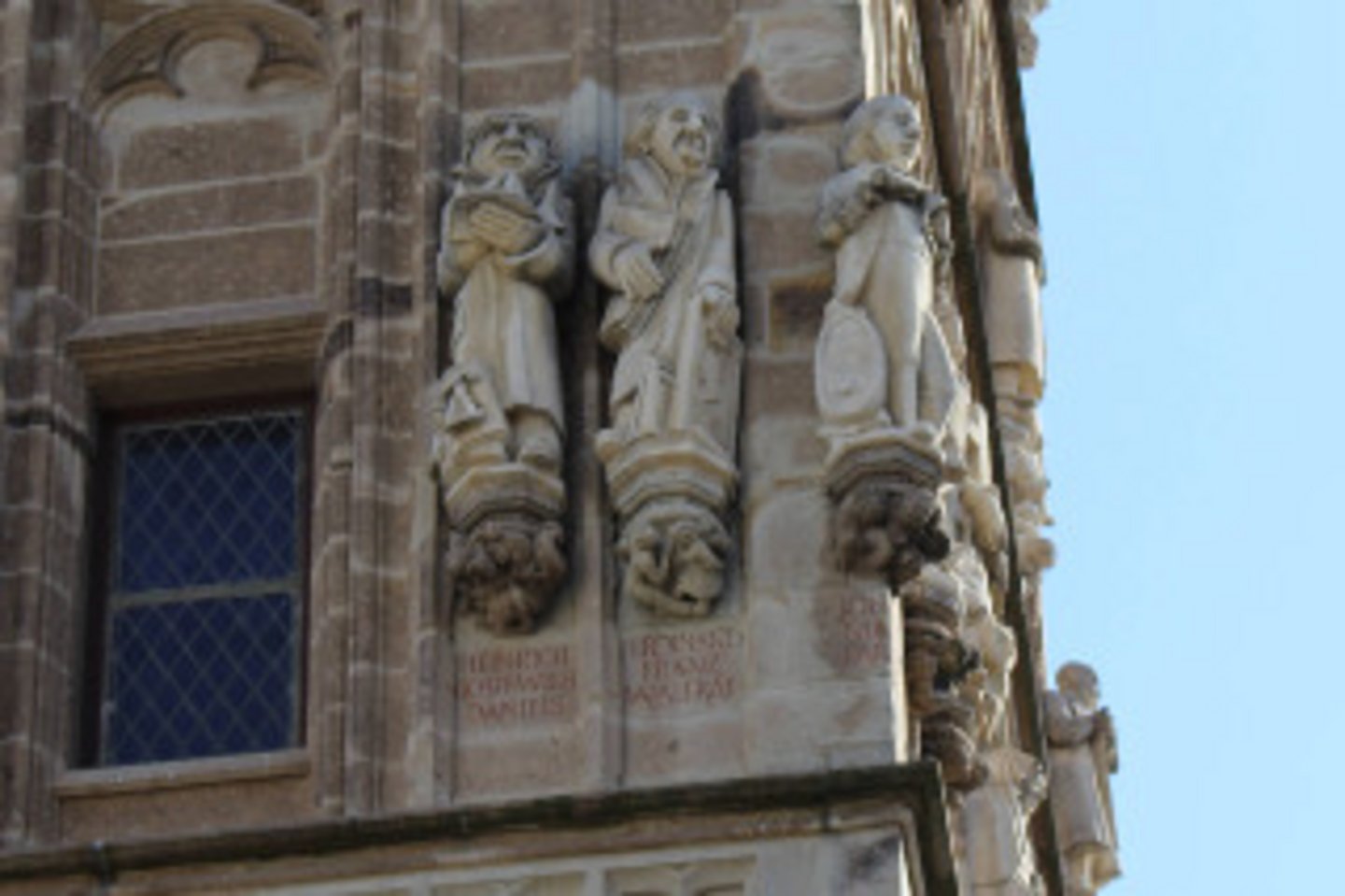 Figur Wallrafs am Kölner Ratsturm